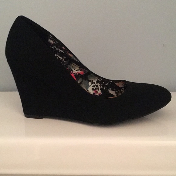 Report Shoes - Black high heeled wedges